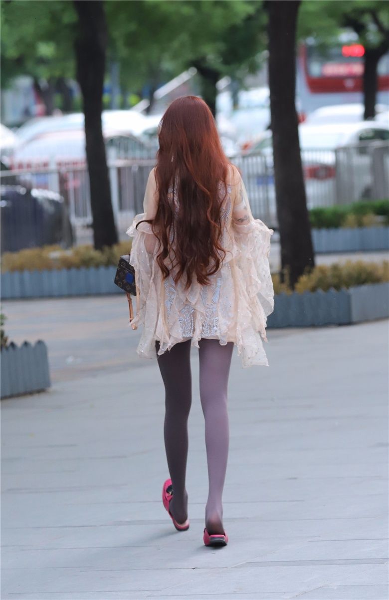 灰色絲襪 時尚與自信的完美結合