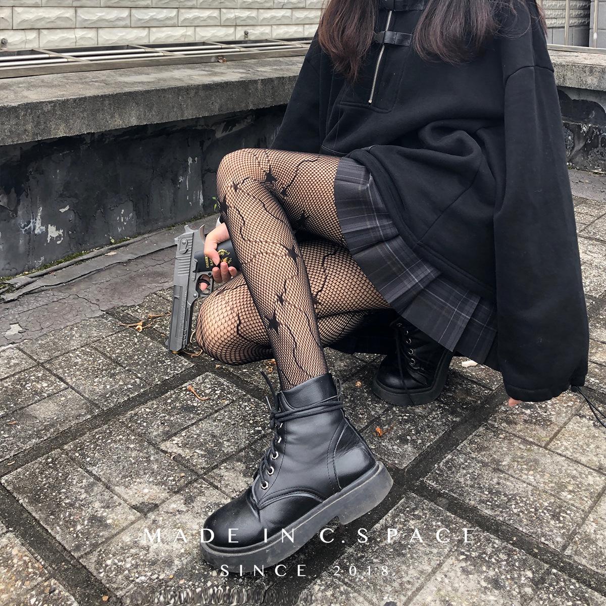 潮流與個性的交織 解讀新款鏤空燙鉆字母漁網襪的時尚魅力