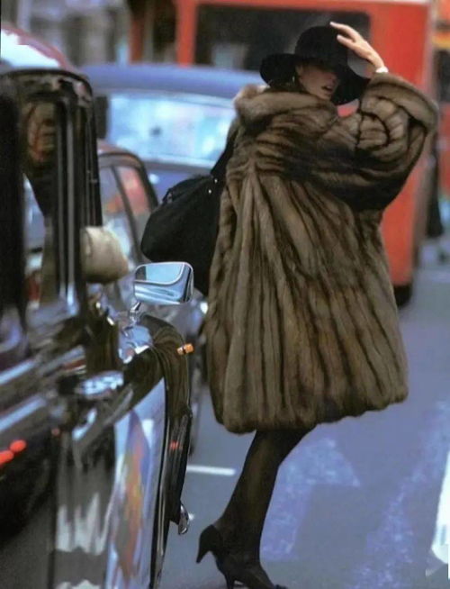 冬日里黑色絲襪的時(shí)尚革命 毛圈襪的溫暖與性感