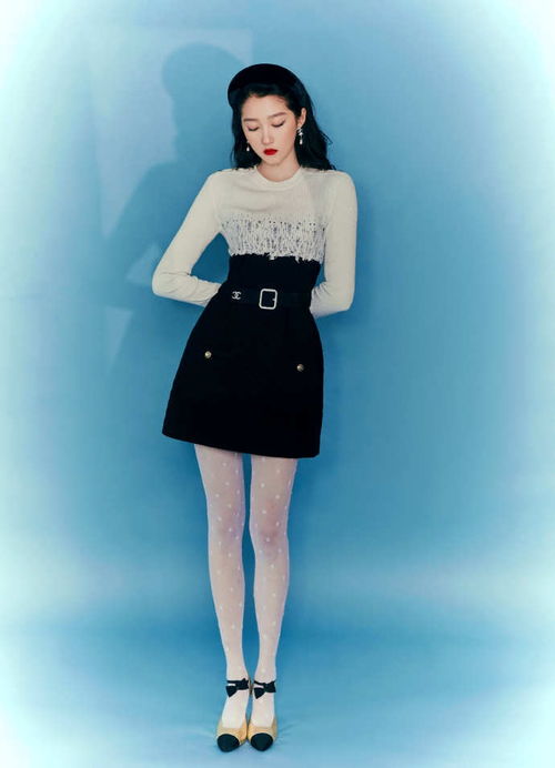 黑白之間，紅唇撩人 關(guān)曉彤裙裝造型展現(xiàn)絲襪時(shí)尚魅力