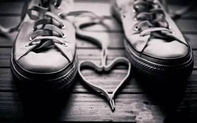 指甲油涂在絲襪上？這個(gè)奇思妙想，竟意外解鎖了時(shí)尚新玩法！