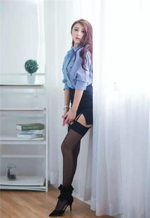 光影間的優(yōu)雅 黑色絲襪與修長(zhǎng)美腿的藝術(shù)寫真