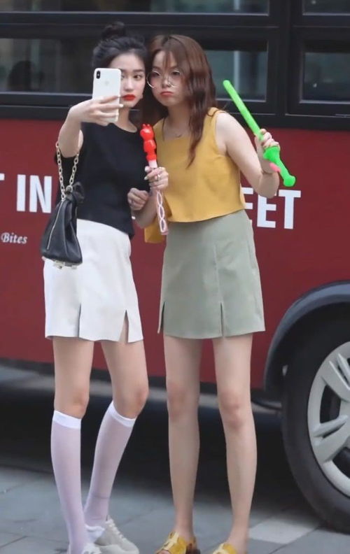 從黑色絲襪到‘奶粉襪’ 街頭時(shí)尚的顛覆與男性凝視下的審美流變